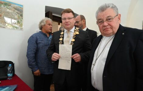 Starosta Prahy 1 Petr Hejma a kardinál Dominik Duka podepsali dokument u příležitosti požehnání Mariánskému sloupu. Dokument zatím nebyl do sloupu vložen. 