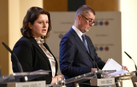 Ministryně práce a sociálních věcí Jana Maláčová (ČSSD) a premiér Andrej Babiš (ANO) 