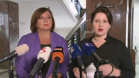 Ministryně financí Alena Schillerová (ANO) a ministryně práce a sociálních věcí Jana Maláčová (ČSSD)