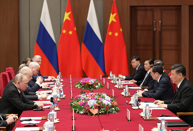 Čína a Rusko - dvě agresivní mocnosti, které lačně vyhlížejí postzápadní svět