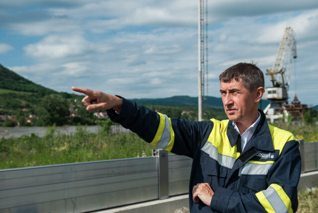 Andrej Babiš v chemičce Lovochemie v Lovosicích, která sousedí s jeho továrnou Preol. Ukazuje směrem na Lovosice.