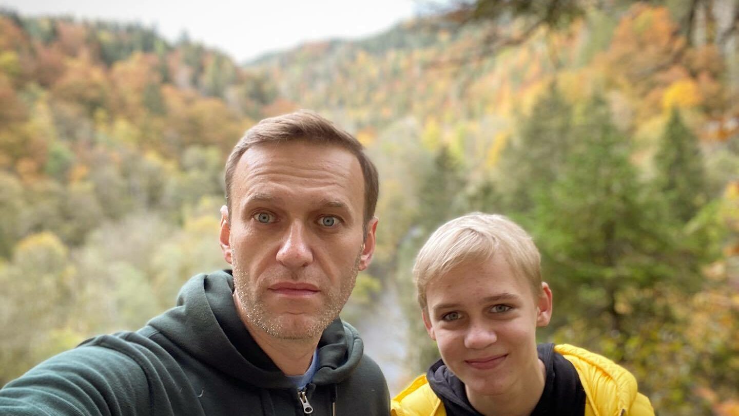 Alexej Navalnyj se svým synem při rekonvalescenci po travičském útoku jedem novičok