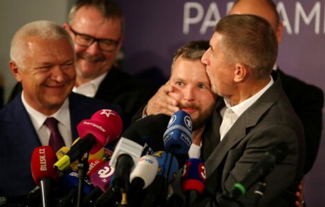 Andrej Babiš objímá marketéra Marka Prchala ve volebním štábu ANO v roce 2017.