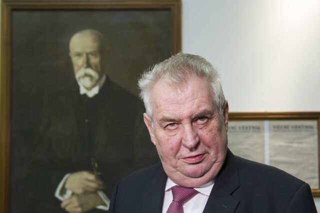 Zeman před obrazem TGM. Nesrovnatelní prezidenti