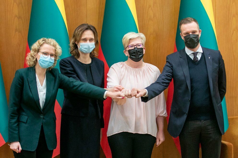 Šéfky stran nové litevské středopravicové vládní trojkoalice, (zleva) ministryně ekonomiky a inovací Aušrinė Armonaitė, předsedkyně sejmu Viktorija Čmilytė-Nielsen, premiérka Ingrida Šimonytė a ministr zahraničních věcí Gabrielius Landsbergis