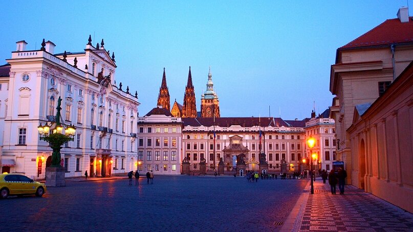 Arcibiskupský palác leží až příliš blízko Pražského hradu. 