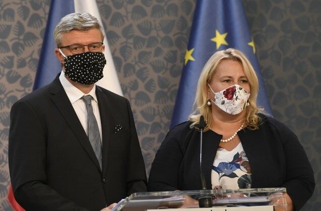 Ministr průmyslu a obchodu a ministr dopravy Karel Havlíček a ministryně pro místní rozvoj Klára Dostálová (oba ANO)