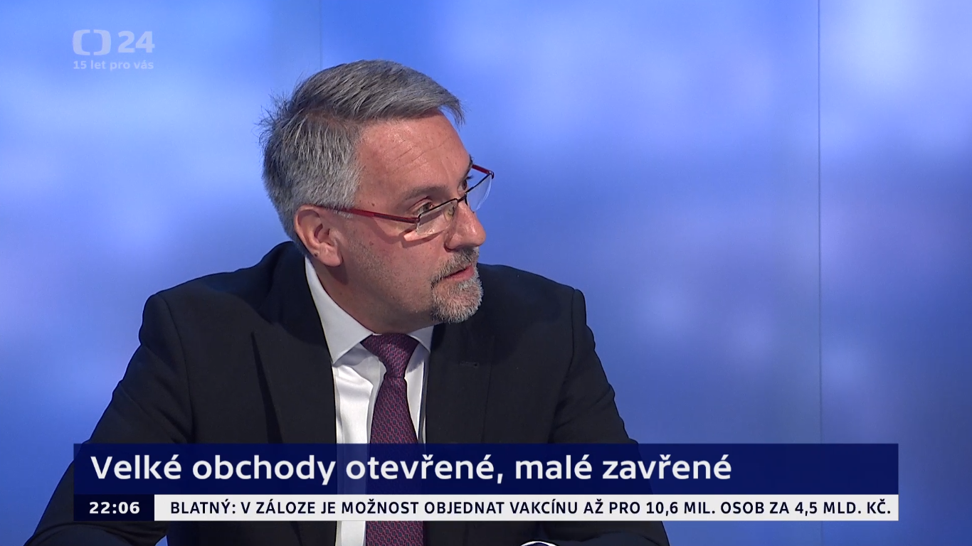 Každé opatření bylo detailně konzultováno a přijato, detaily si nevybavuji. Ministr obrany Lubomír Metnar selektivní zavření obchodů nezdůvodnil.