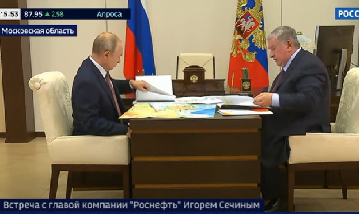 Video s Putinem. Prezident prakticky nepoužívá při listování dokumenty pravou ruku. 