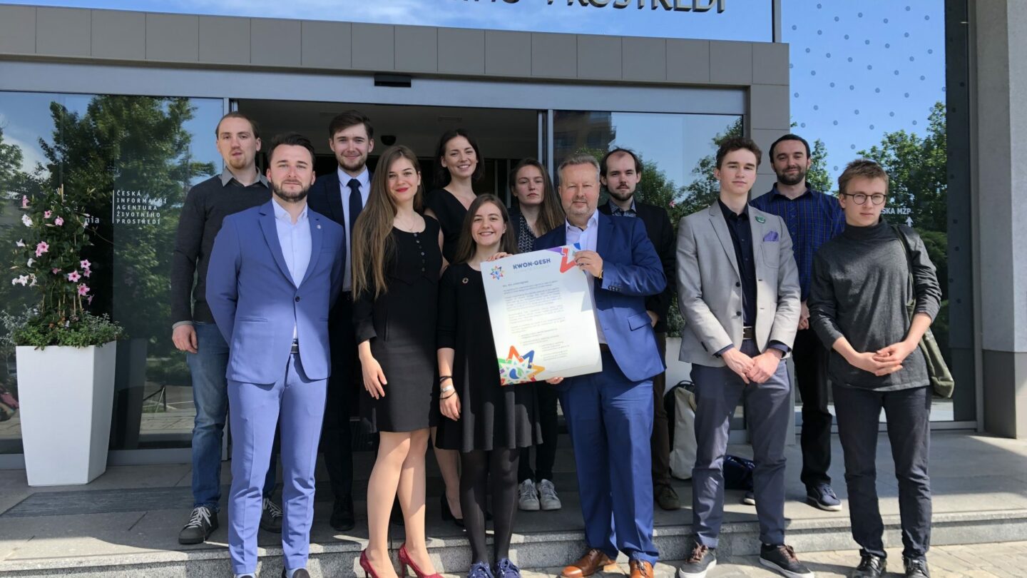 Zástupci mládežnických politických, nepolitických, diplomatických a aktivistických organizací při podpisu Klimatického příslibu mládeži na ministerstvu životního prostředí.