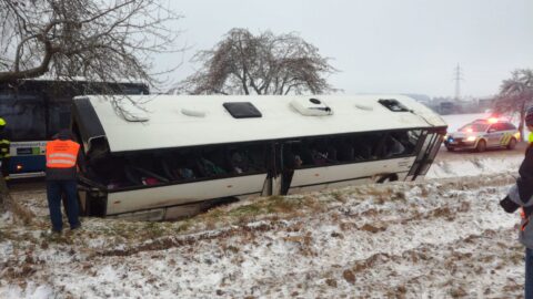 Havarovaný autobus na Jihlavsku