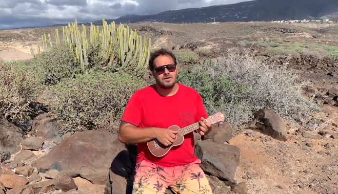 Písničkář Xindl X při zpěvu pozměněné koledy na Tenerife