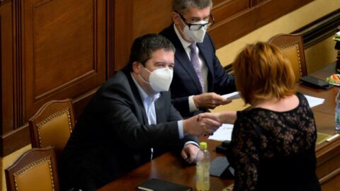 Vicepremiér Jan Hamáček (ČSSD), premiér Andrej Babiš a ministryně financí Alena Schillerová (oba ANO) 