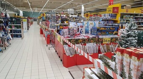 Předvánoční podoba supermarketu Tesco na Slovensku