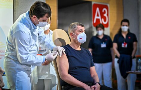 Premiér Andrej Babiš při očkování