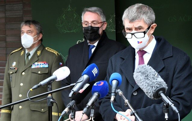 Náčelník generálního štábu Aleš Opata, ministr obrany Lubomír Metnar a premiér Andrej Babiš