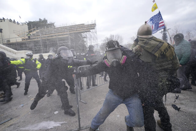 Konflikt Trumpových příznivců před budovou Kapitolu.