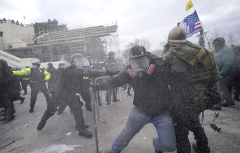 Konflikt Trumpových příznivců před budovou Kapitolu.