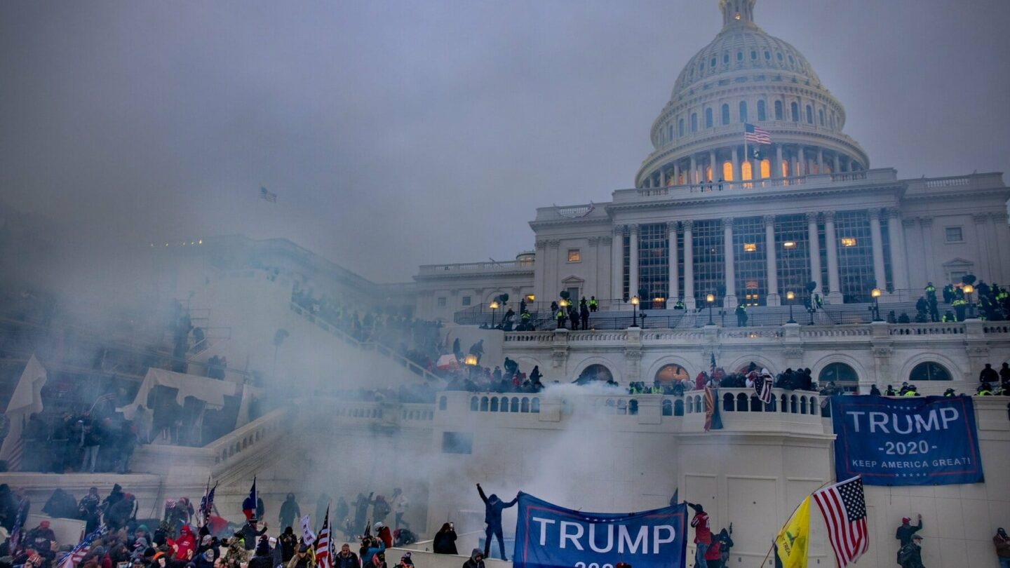 Fotografie z útoku davu na washingtonský Kapitol