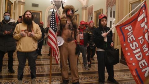 Podporovatelé Trumpa v budově Kapitolu ve Washingtonu (6. 1. 2021)