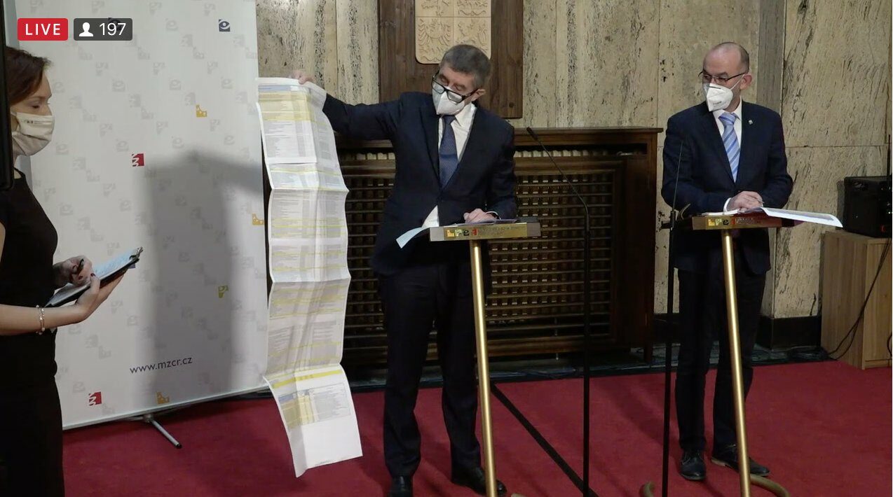 Andrej Babiš prezentuje počty očkovacích center