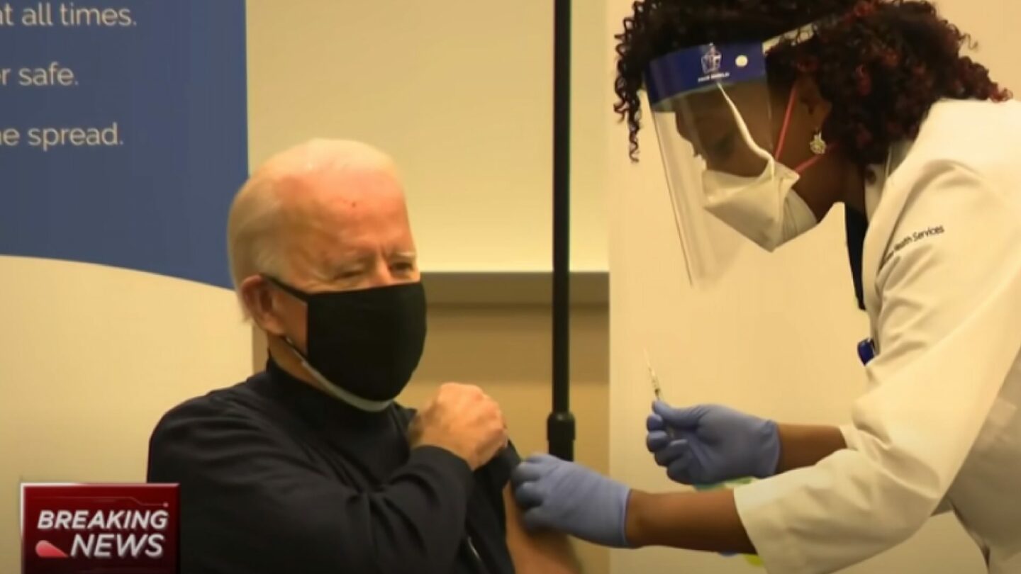 Zvolený prezident Joe Biden se také nechal očkovat proti COVID-19.