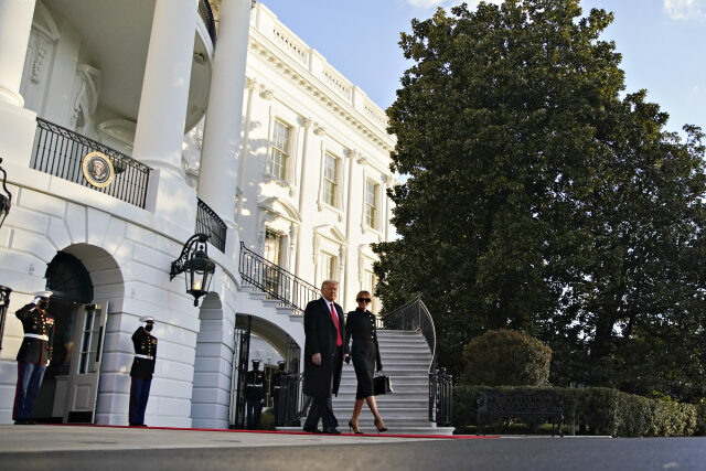 Prezident Spojených států Donald Trump a první dáma Melania Trump opouštějí Bílý dům.