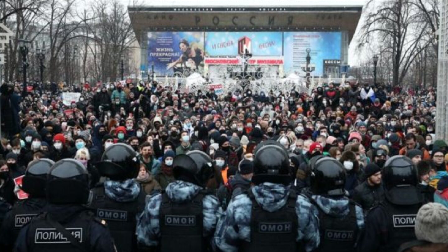 Protirežimní protesty v Rusku jsou tvrdě potlačovány. 