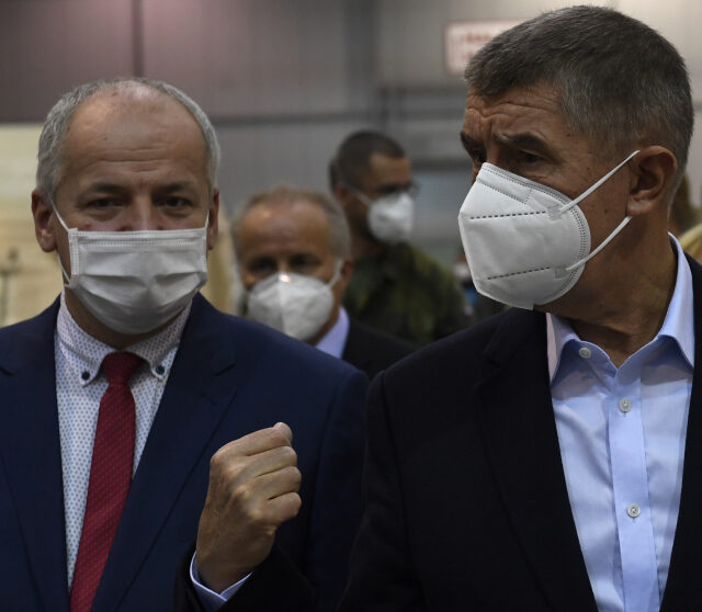 Premiér Andrej Babiš (vpravo) a jeho poradce pro zdravotnictví Roman Prymula