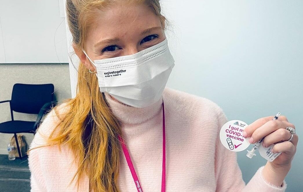 Dcera Billa Gatese Jennifer využila jako studentka medicíny možnosti přednostního očkování.