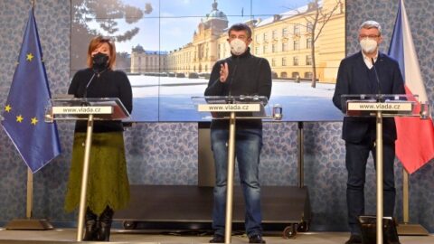Ministryně financí Alena Schillerová, premiér Andrej Babiš a ministr průmyslu a obchodu a dopravy Karel Havlíček (všichni za ANO)