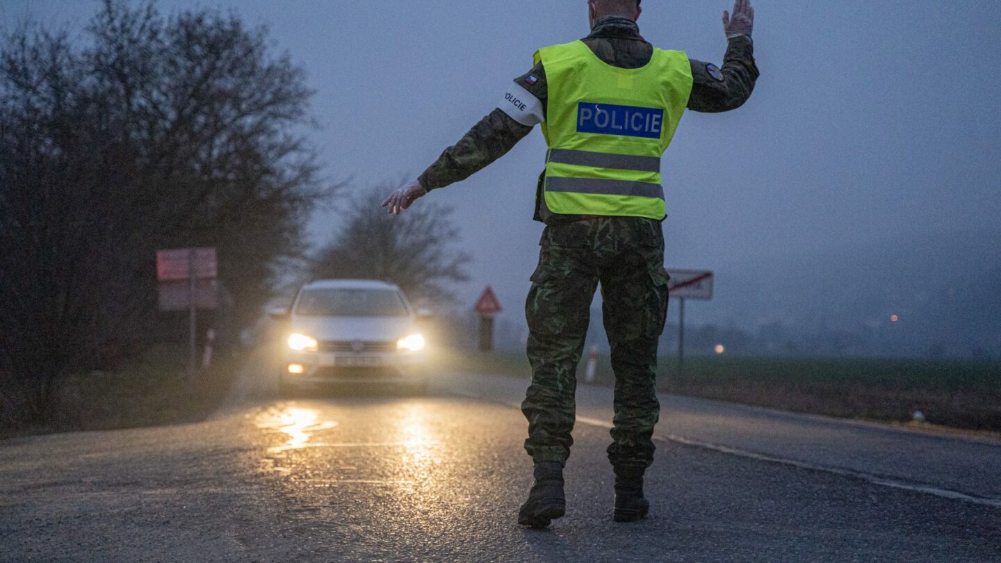 Policejní hlídka na hranici okresu.