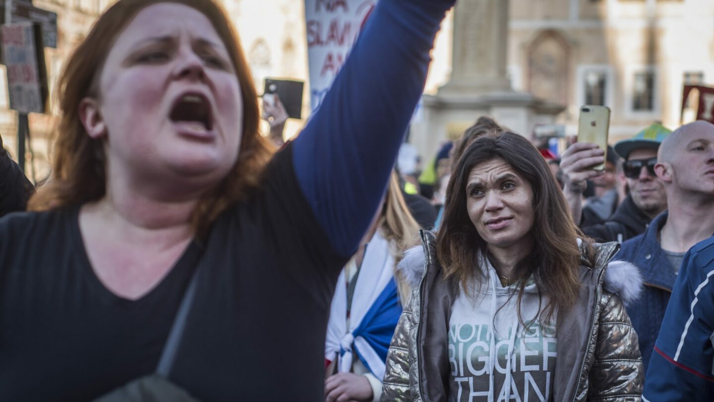 Demonstrace antirouškařů.