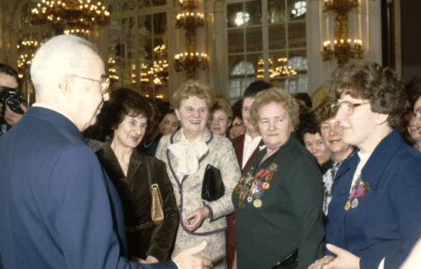 Delegaci československých  žen přijal u příležitosti MDŽ 7.března 1985 na Pražském hradě  generální tajemník ÚV KSČ a prezident ČSSR Gustáv Husák.  Na sn. Gustáv Husák v srdečné besedě s účastnicemi setkání. ( druhá zleva Marie Kabrhelová a  třetíé zleva Elena Litvajová).