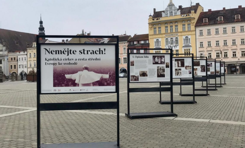Českými a moravskými městy nyní putuje sedm mohutných panelů, které přibližují rudý teror proti katolické církvi za socialistické totality v zemích V4.
