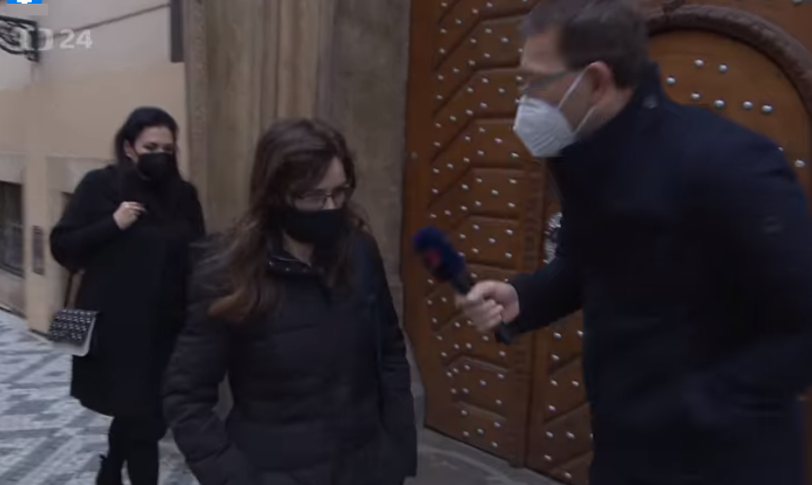 Radní Hana Lipovská před poslaneckou sněmovnou v předvečer jednání Rady ČT