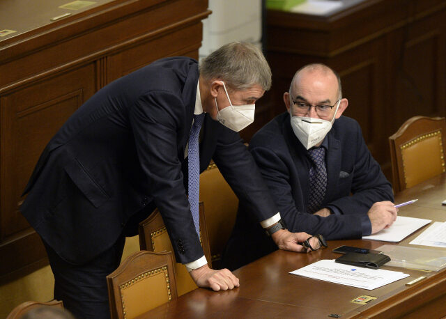 Zleva premiér Andrej Babiš (ANO) a exministr zdravotnictví Jan Blatný (za ANO)