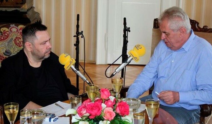 Moderátor a člen Rady České televize Lubomír Xaver Veselý a prezident Miloš Zeman