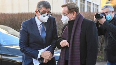 Premiér Andrej Babiš a ředitel Fakultní nemocnice Královské Vinohrady Petr Arenberger při otevření velkokapacitního očkovacího centra 