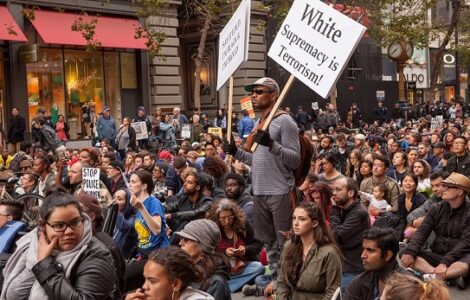 Protesty proti policejnímu násilí v USA často argumentují rasou (San Francisco, 2016)