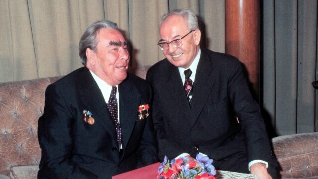 Sovětsko-ruský imperátor Brežněv s československým gubernátorem Husákem na Pražském hradě (1978).
