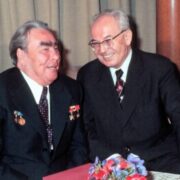 Sovětsko-ruský imperátor Brežněv s československým gubernátorem Husákem na Pražském hradě (1978).
