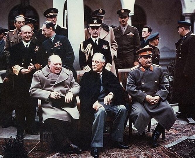 Churchill, Roosevelt a Stalin, někdejší Hitlerův spojenec (Jalta, únor 1945)