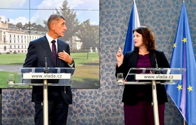 Bývalý premiér Andrej Babiš (ANO) a tehdejší ministryně práce a sociálních věcí Jana Maláčová (ČSSD).