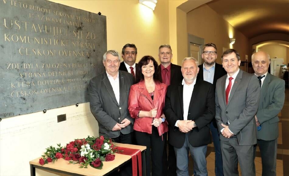 Redaktor Haló novin Roman Blaško (druhý zprava) s Vojtěchem Filipem, Petrem Šimůnkem, Martou Semelovou, Stanislavem Grospičem, Václavem Ortem, Milanem Krajčou a Arnoldem Gregou