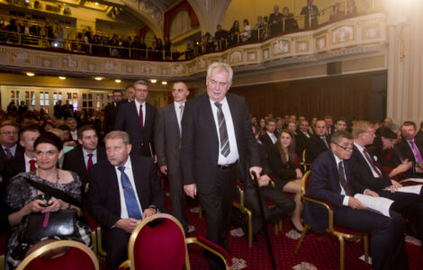 Miloš Zeman kráčející - Andrej Babiš sedící (Den podnikatelů ČR, Praha, 13. 11. 2014)