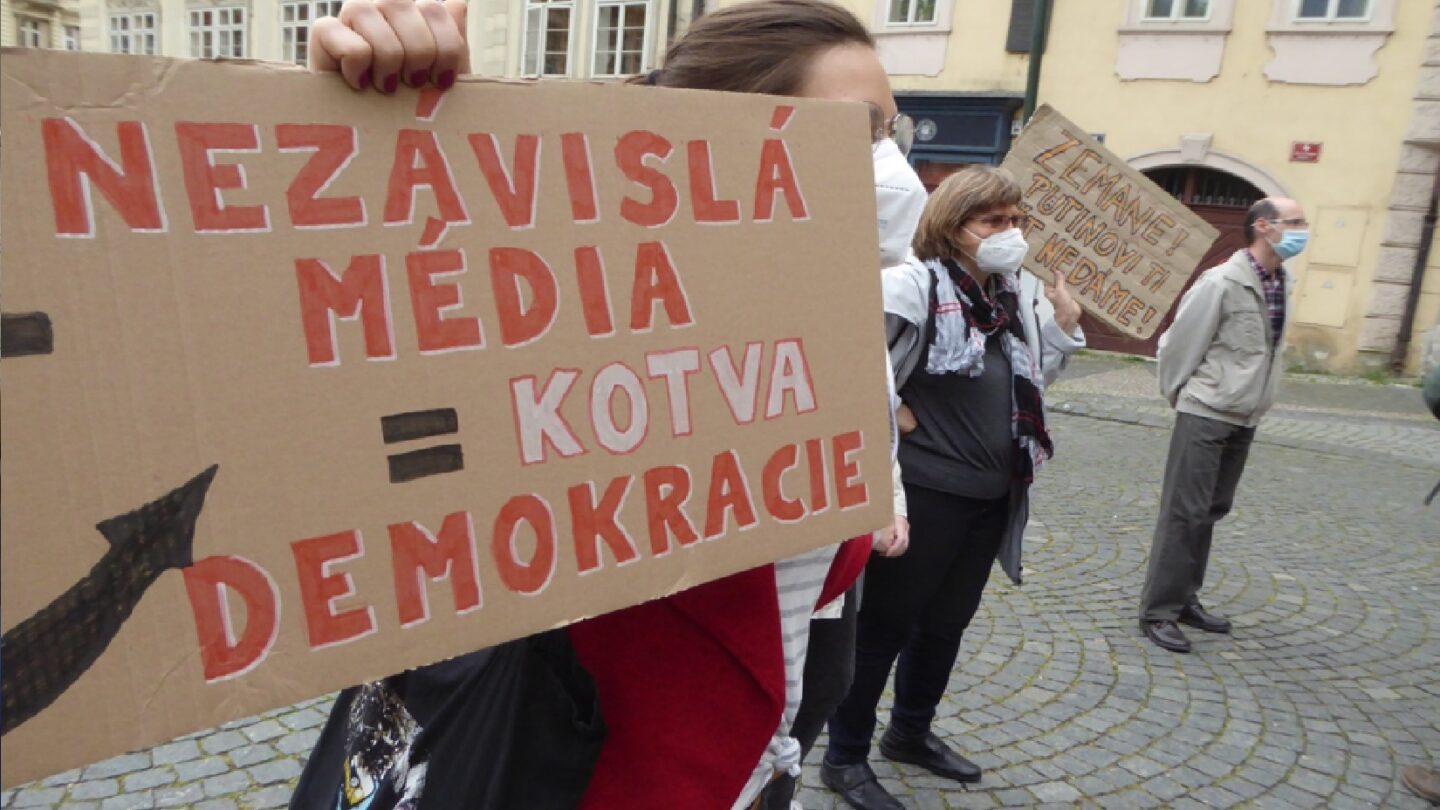 Demonstrace za nezávislost České televize na Malostranském náměstí v Praze.