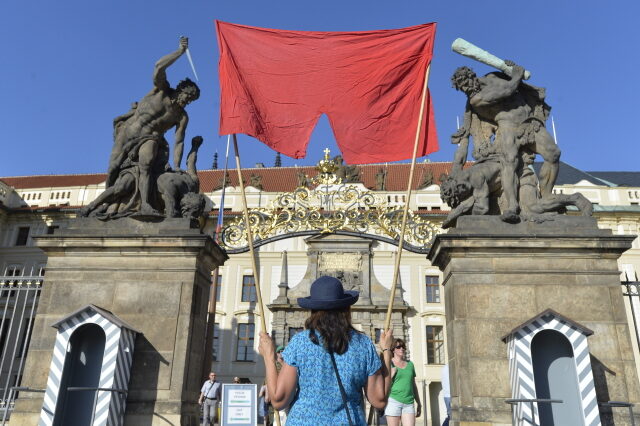 Rudé trenky jako symbol Zemanova prezidentství – demonstrace před Pražským hradem (2019)