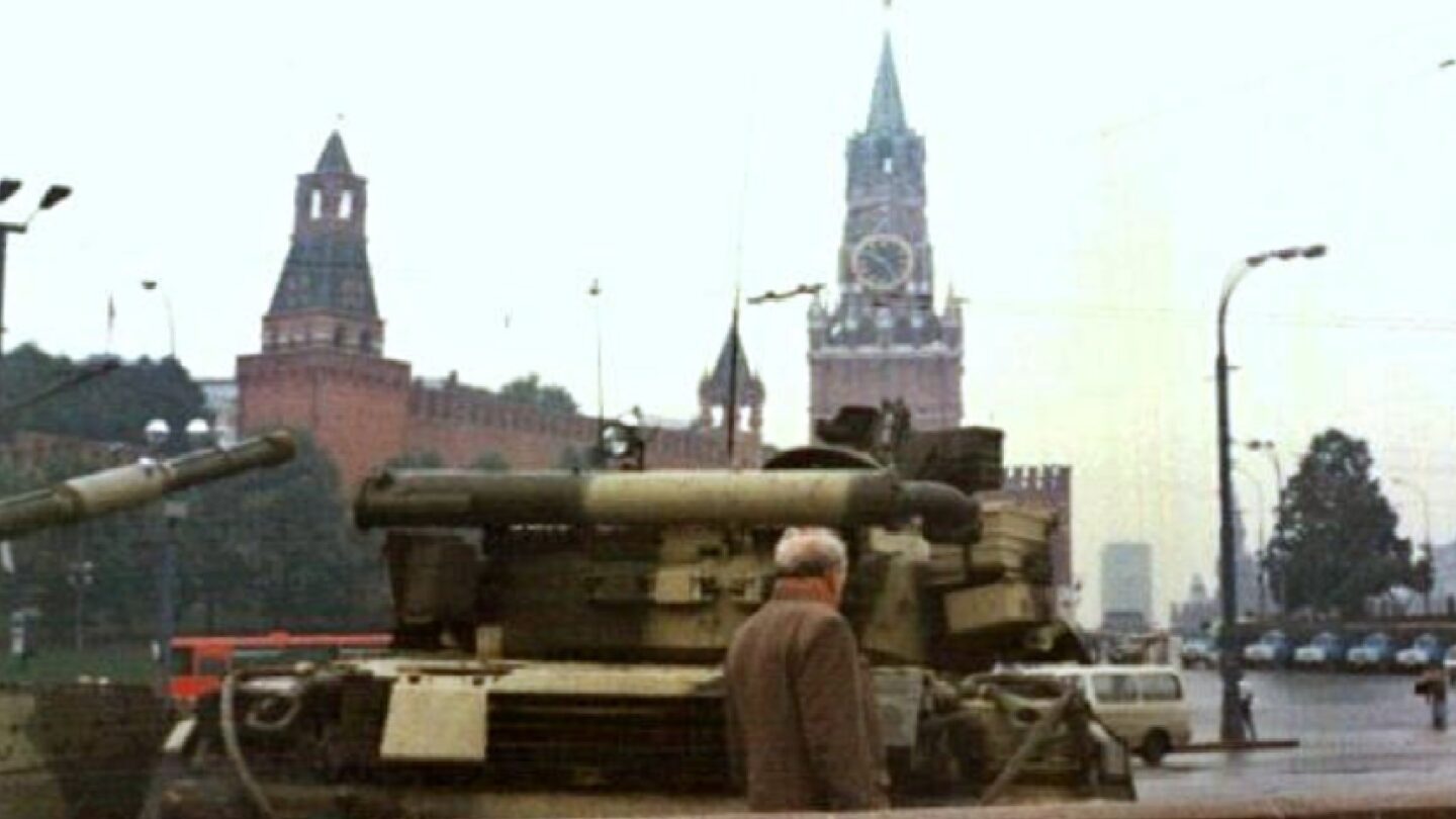 Tank T-80 na Rudém náměstí během srpnového převratu v roce 1991.