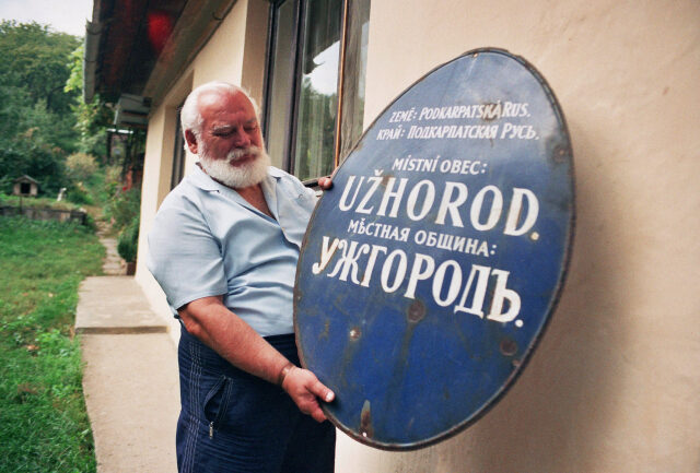 Ondřej Demeter z Užhorodu uchovává jako poklad ceduli z časů, kdy byla Podkarpatská Rus součástí Československa